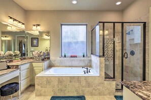 House (5 Bedrooms) | Bathroom - Chic Family-friendly Home in Irving w/ Yard! (Irving)