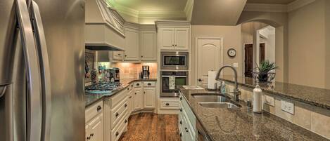 House (5 Bedrooms) | Private kitchen | Microwave, oven, stovetop, dishwasher