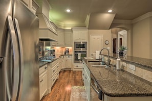 Private kitchen - Chic Family-friendly Home in Irving w/ Yard! (Irving)