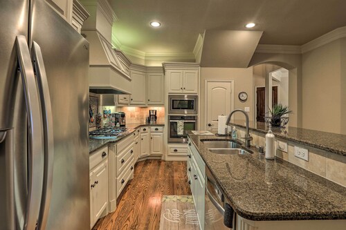 Chic Family-friendly Home in Irving w/ Yard!