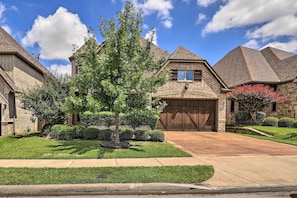 Exterior - Chic Family-friendly Home in Irving w/ Yard! (Irving)
