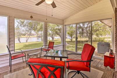 河畔家庭住宅:有庭院、果園和碼頭!