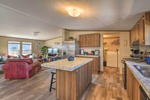 Interior - Quaint Port O'connor Home - 3 Mi to Beach! (Port O Connor)