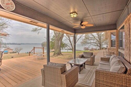 Roomy Texas Lake Retreat w/ Private Boat Ramp