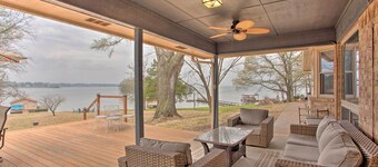 Roomy Texas Lake Retreat w/ Private Boat Ramp