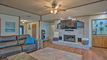 House (5 Bedrooms) | Interior