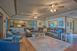 House (5 Bedrooms) | Interior