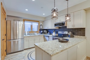 Apartment (2 Bedrooms) | Interior - Breck Townhome w/ Balcony: Walk to Ski Lifts! (Breckenridge)