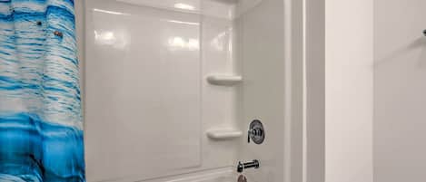 Un baño con bañera, ducha y retrete.