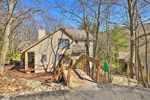 A house with a wooden deck and a small porch. - Pocono Retreat, 1 Mi to State Park & Ski Access! (Tannersville)