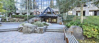 6 Mi to Lake Tahoe: Everline Resort Retreat!