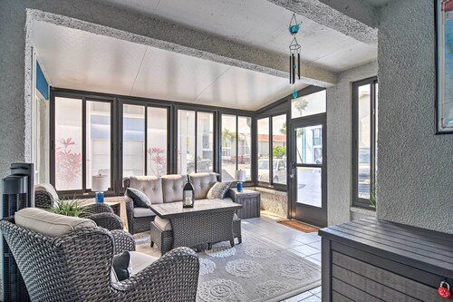 Elegant FL Condo w/ Pool: Walk to Madeira Beach!