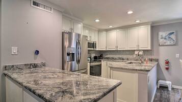 Apartment (2 Bedrooms) | Private kitchen | Microwave, oven, stovetop, dishwasher