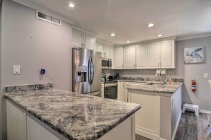 Appartement (2 Bedrooms) | Privékeuken | Een magnetron, een oven, een kookplaat, een vaatwasser