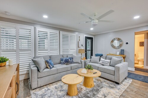 Elegant FL Condo w/ Pool: Walk to Madeira Beach!