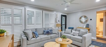 Elegant FL Condo w/ Pool: Walk to Madeira Beach!