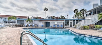 Elegant FL Condo w/ Pool: Walk to Madeira Beach!