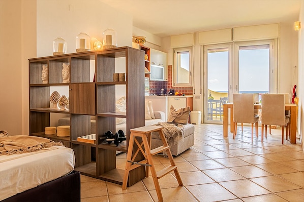 1 chambre, fer et planche à repasser, lit de bébé portatif