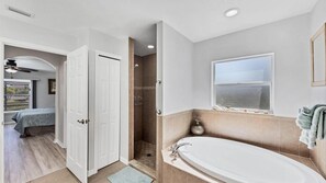 Combined shower/bathtub, hair dryer, towels - South Gulf Cove 4 Bedroom Home with Private Pool and Work from home setup (Port Charlotte)