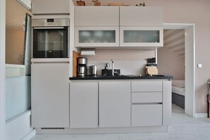 Fridge, oven, dishwasher, coffee/tea maker