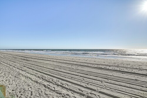 Cozy Beachfront Condo w/ Wifi, Views & Pool Access