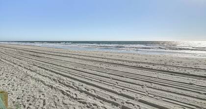 Cozy Beachfront Condo w/ Wifi, Views & Pool Access