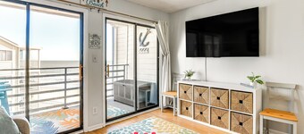 Cozy Beachfront Condo w/ Wifi, Views & Pool Access