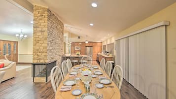 House (5 Bedrooms) | Interior
