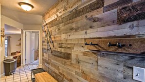 Ein Flur mit Holzwandverkleidung und einer Bank.