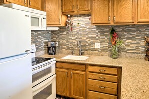 Apartment (2 Bedrooms) | Interior - Pristine Lihue Condo w/ Balcony: Walk to Beach! (Lihue)