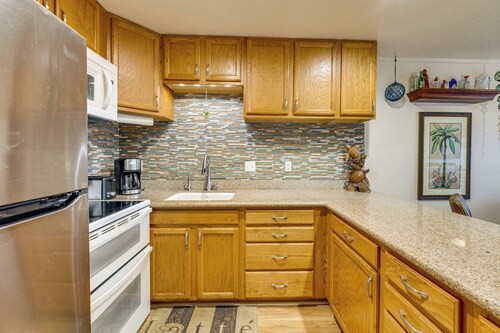 Pristine Lihue Condo w/ Balcony: Walk to Beach!
