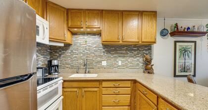Pristine Lihue Condo w/ Balcony: Walk to Beach!