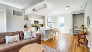 A modern apartment with a living room, kitchen, and dining area. - 'the Republic Retreat' Walk to Washington Park! (Cincinnati)