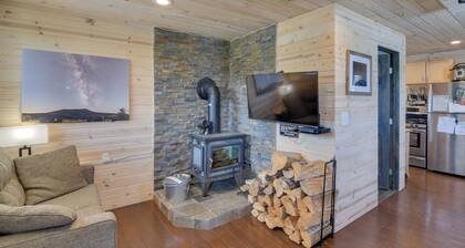 Secluded Jefferson Cabin w/ Deck + Mountain Views!