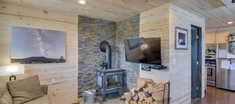 Secluded Jefferson Cabin w/ Deck + Mountain Views!