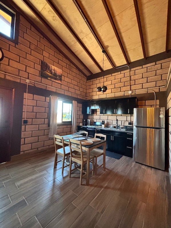 Cabana família | Cozinha privada | Geladeira grande, fogão, cafeteira/chaleira, torradeira