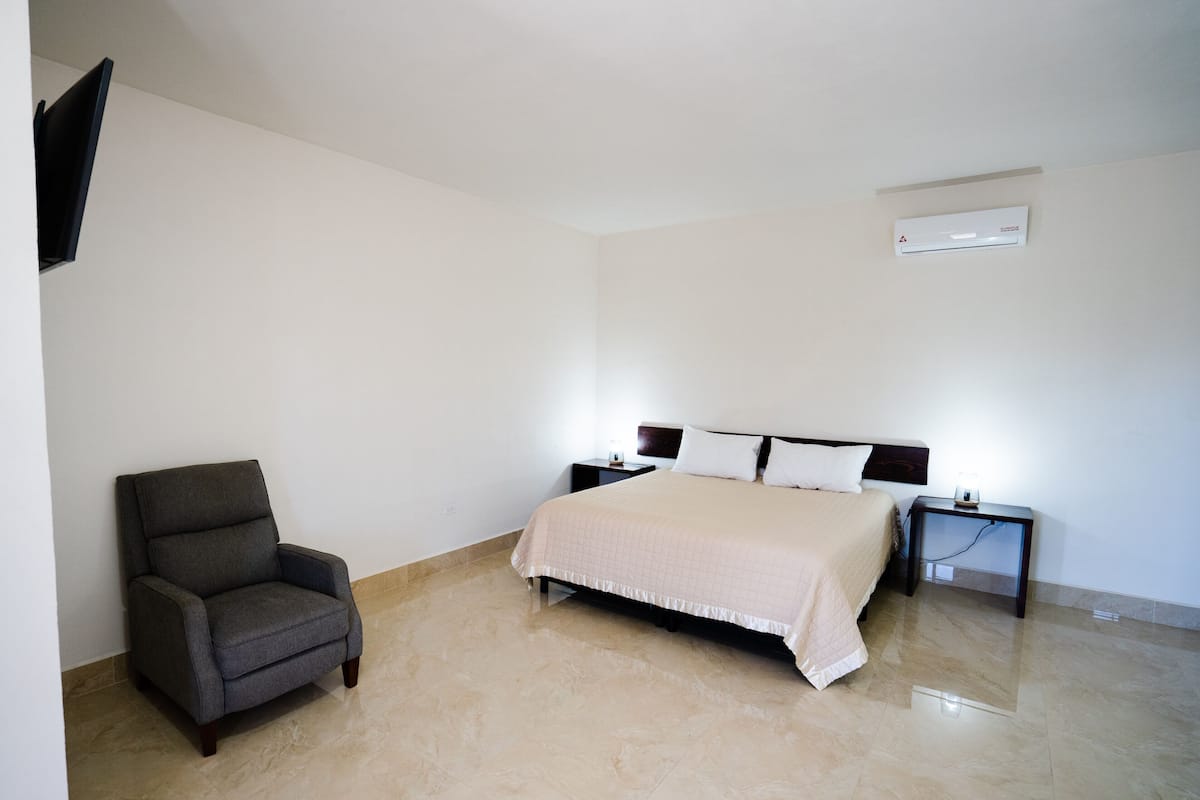Kamar Romantis, 1 kamar tidur, pemandangan kebun, area halaman | Seprai premium, selimut bulu angsa, dan bantalan ekstra lembut