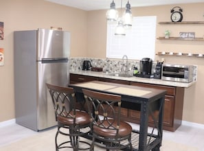 Frigorifero, microonde, macchina per tè/caffè, tostapane