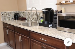 Frigorifero, microonde, macchina per tè/caffè, tostapane