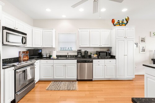 Hangloose Hideaway Beach House with private pool. July 7-11 still available.