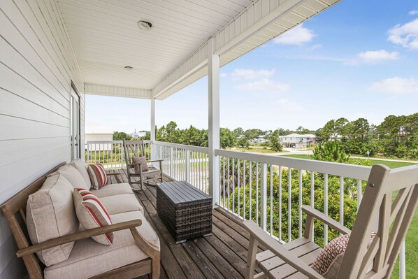 Property grounds - Hangloose Hideaway Beach House with private pool. July 7-11 still available. (Gulf Shores)