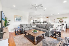 Smart TV - Hangloose Hideaway Beach House with private pool. July 7-11 still available. (Gulf Shores)