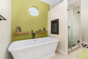 Shower, hair dryer, towels - 2/2 Home in Bokeelia, Boat Lift Included! (Bokeelia)