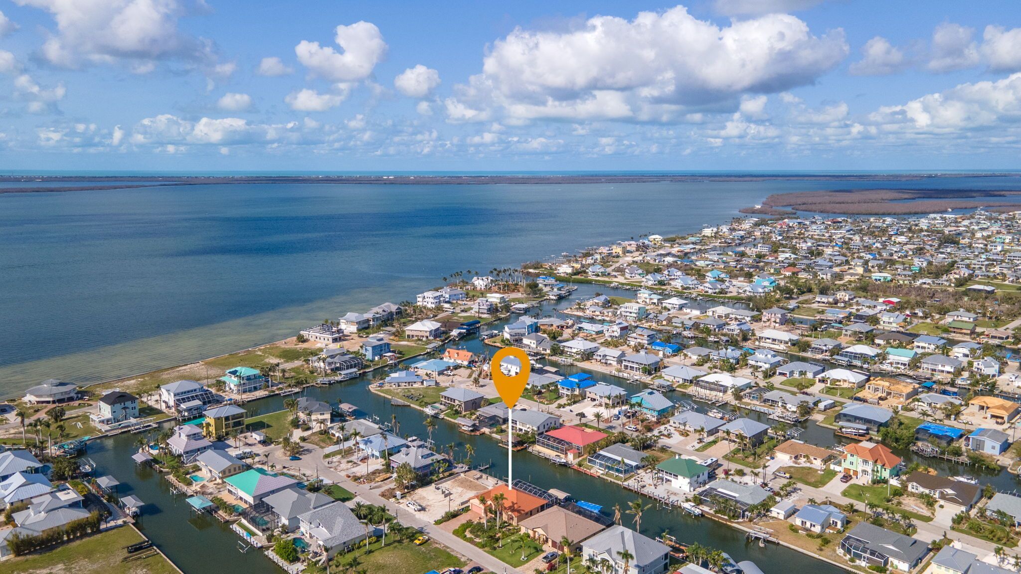 3/2 Beautiful Pool Home on the Water!