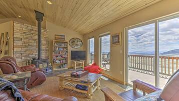 TV, fireplace, table tennis, books