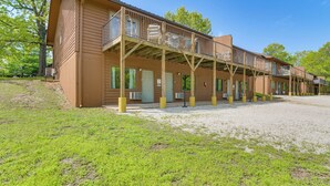 Un motel doté de nombreuses chambres, d’un espace extérieur couvert et d’une allée gravillonnée.