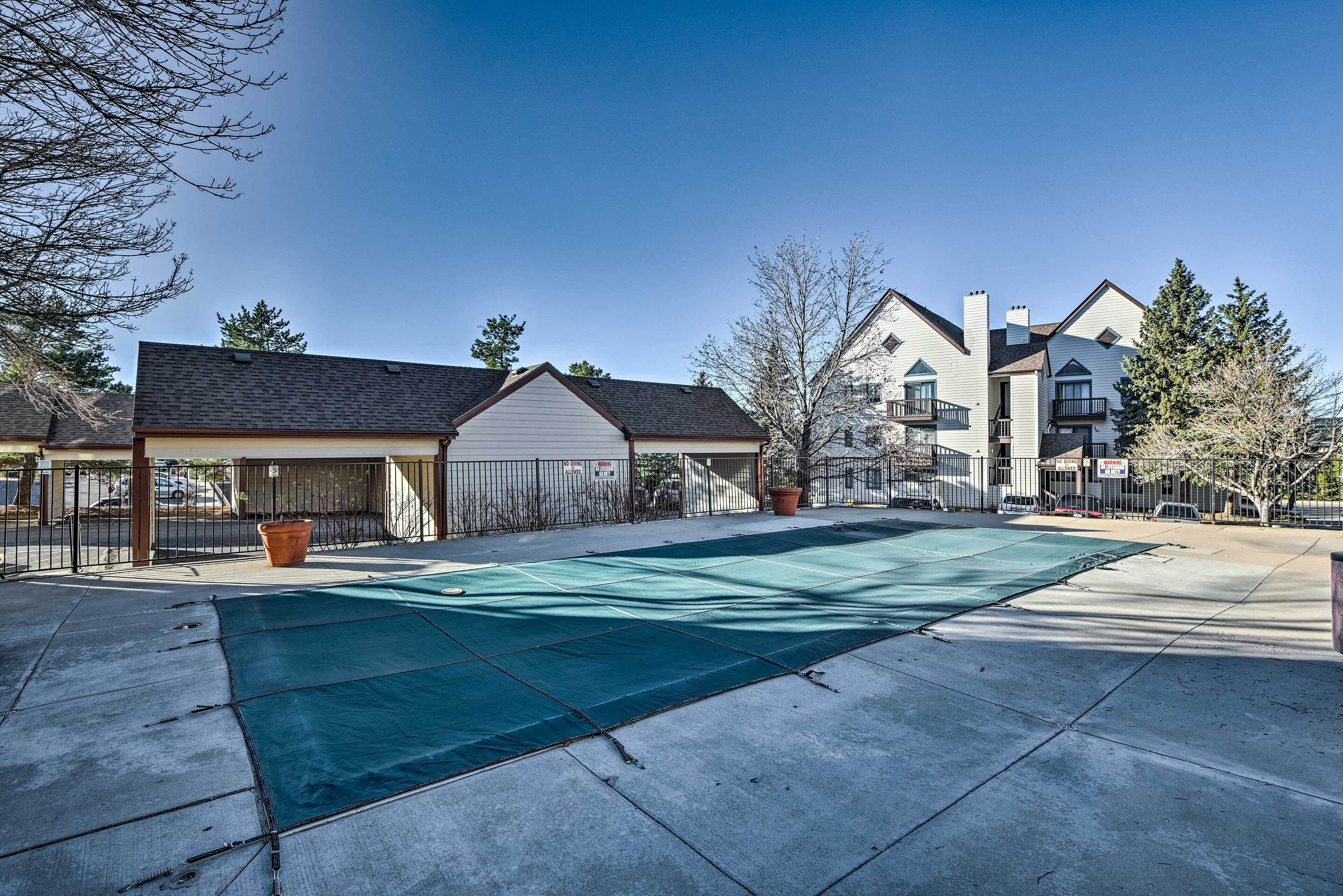 Un quartier résidentiel doté d’un patio couvert et d’une piscine.