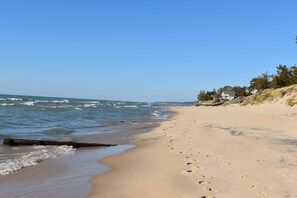 Chaises longues, serviettes de plage