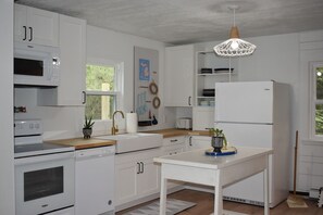 冷蔵庫、電子レンジ、オーブン、コンロ