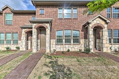 Brand-new Townhome Near Unt/twu & The Square!